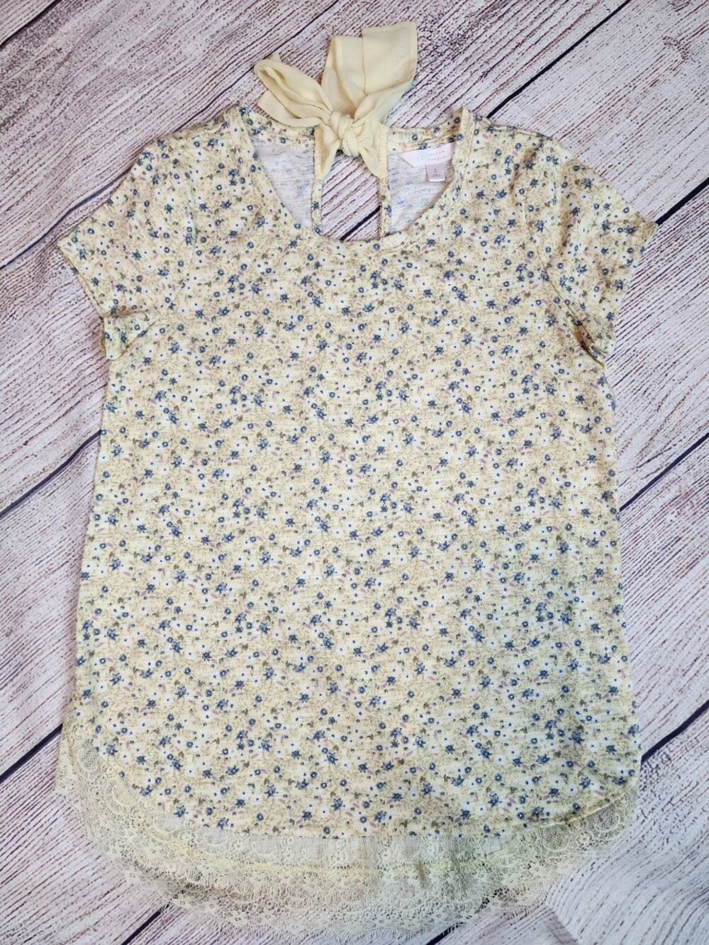 Lauren Conrad Ditsy Floral Blouse Small Yellow Tie Back Short Sleeve Lace Trim